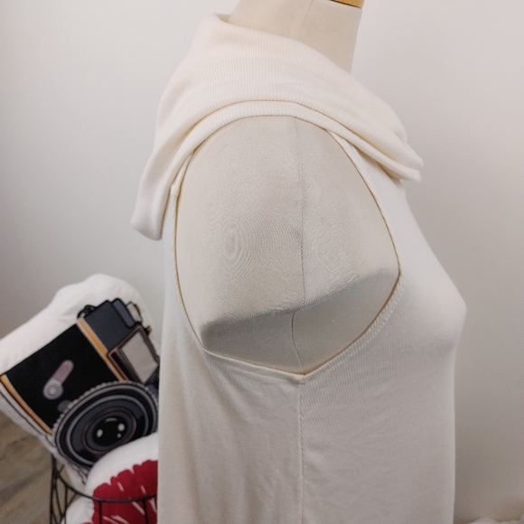 HOLLISTER | Sleeveless Crowl Neck Top - Picture 6 of 7